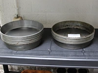 Bakvormen op 2 schappen. - afbeelding 2 van  3