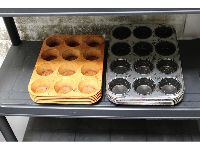 Bakvormen op 2 schappen. - afbeelding 3 van  3