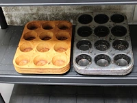 Bakvormen op 2 schappen. - afbeelding 3 van  3