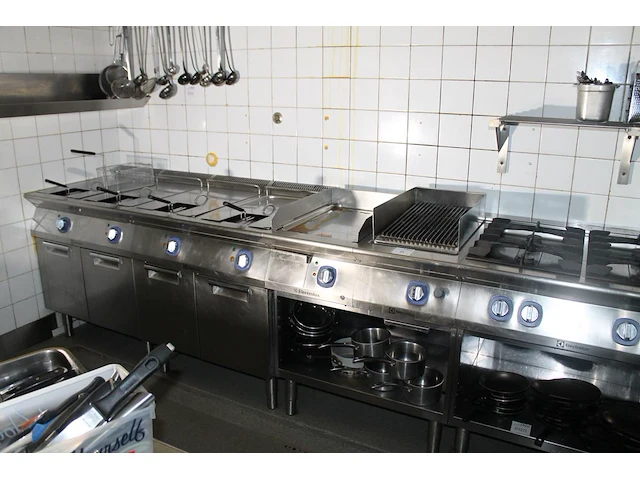 Bakwand electrolux bestaande uit 2 dubbele friteuses, bakplaat, grillplaat, 4-pits gasfornuis en au-bain-ma... - afbeelding 1 van  6