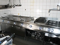 Bakwand electrolux bestaande uit 2 dubbele friteuses, bakplaat, grillplaat, 4-pits gasfornuis en au-bain-ma... - afbeelding 1 van  6