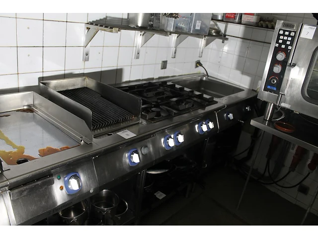 Bakwand electrolux bestaande uit 2 dubbele friteuses, bakplaat, grillplaat, 4-pits gasfornuis en au-bain-ma... - afbeelding 2 van  6