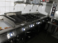 Bakwand electrolux bestaande uit 2 dubbele friteuses, bakplaat, grillplaat, 4-pits gasfornuis en au-bain-ma... - afbeelding 2 van  6