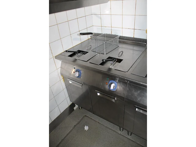 Bakwand electrolux bestaande uit 2 dubbele friteuses, bakplaat, grillplaat, 4-pits gasfornuis en au-bain-ma... - afbeelding 3 van  6