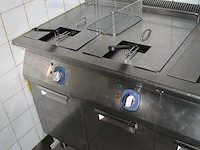 Bakwand electrolux bestaande uit 2 dubbele friteuses, bakplaat, grillplaat, 4-pits gasfornuis en au-bain-ma... - afbeelding 3 van  6