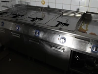 Bakwand electrolux bestaande uit 2 dubbele friteuses, bakplaat, grillplaat, 4-pits gasfornuis en au-bain-ma... - afbeelding 4 van  6