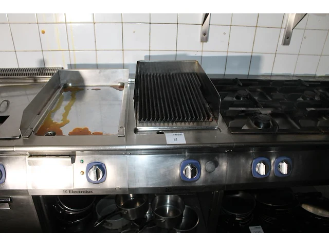 Bakwand electrolux bestaande uit 2 dubbele friteuses, bakplaat, grillplaat, 4-pits gasfornuis en au-bain-ma... - afbeelding 5 van  6