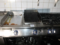 Bakwand electrolux bestaande uit 2 dubbele friteuses, bakplaat, grillplaat, 4-pits gasfornuis en au-bain-ma... - afbeelding 5 van  6