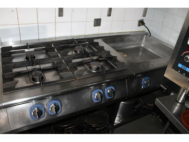 Bakwand electrolux bestaande uit 2 dubbele friteuses, bakplaat, grillplaat, 4-pits gasfornuis en au-bain-ma... - afbeelding 6 van  6