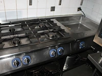 Bakwand electrolux bestaande uit 2 dubbele friteuses, bakplaat, grillplaat, 4-pits gasfornuis en au-bain-ma... - afbeelding 6 van  6