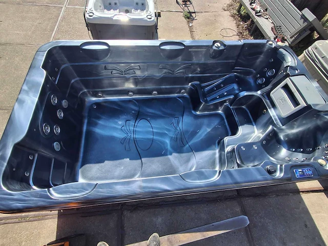 Balboa 10 persoons jacuzzi en zwemspa - afbeelding 1 van  29