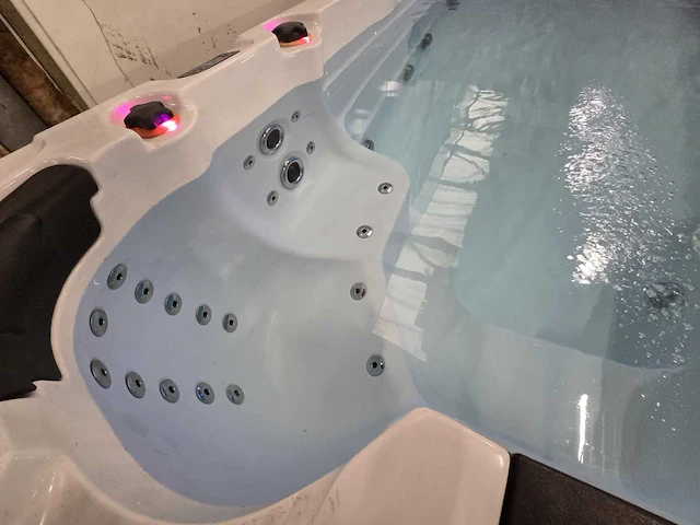 Balboa 10 persoons zwem spa jacuzzi en buitenspa - afbeelding 2 van  29
