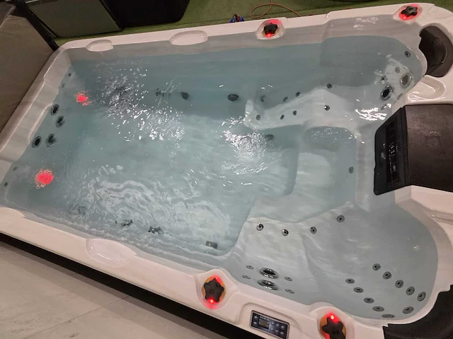 Balboa 10 persoons zwem spa jacuzzi en buitenspa - afbeelding 1 van  29