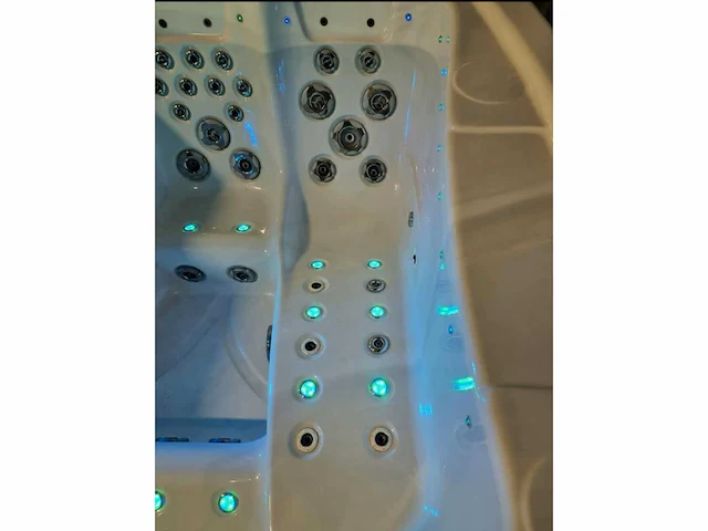 Balboa 15 persoons dubbele cabine jacuzzi en zwemspa - afbeelding 2 van  21
