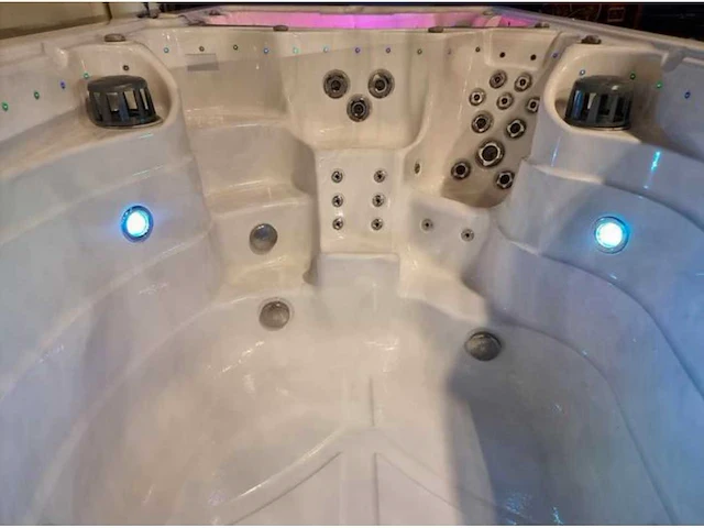 Balboa 15 persoons dubbele cabine jacuzzi en zwemspa - afbeelding 4 van  21
