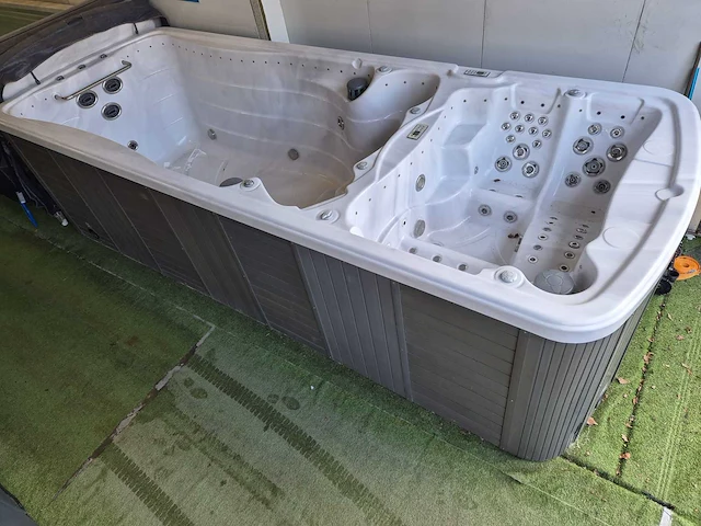 Balboa 15 persoons dubbele cabine jacuzzi en zwemspa - afbeelding 1 van  21