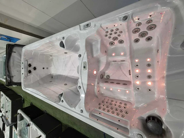 Balboa 15 persoons dubbele cabine jacuzzi en zwemspa - afbeelding 18 van  21