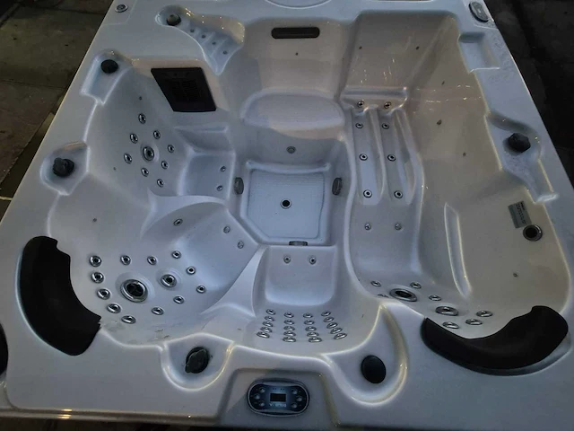 Balboa 15 persoons dubbele cabine jacuzzi en zwemspa - afbeelding 2 van  21