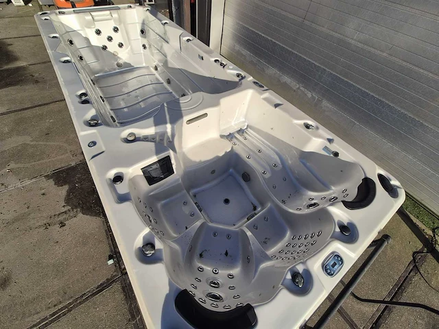 Balboa 15 persoons dubbele cabine jacuzzi en zwemspa - afbeelding 1 van  21