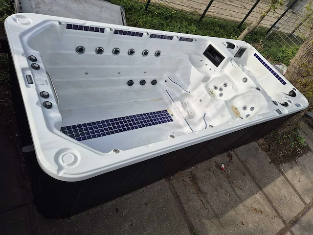 Balboa 15 persoons dubbele cabine jacuzzi en zwemspa - afbeelding 1 van  20