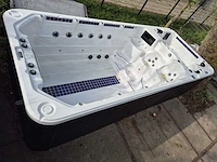Balboa 15 persoons dubbele cabine jacuzzi en zwemspa