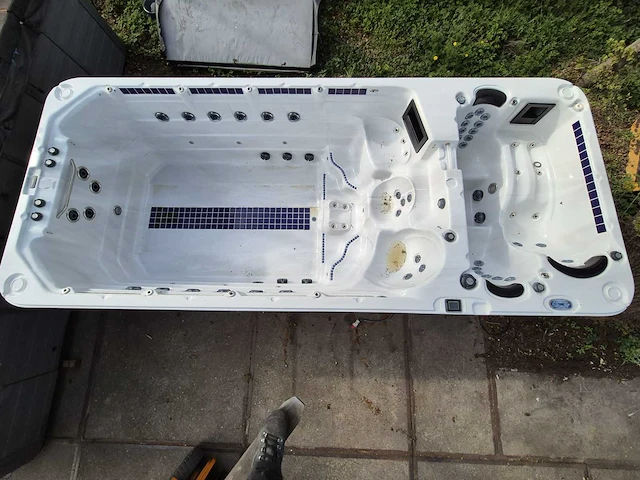 Balboa 15 persoons dubbele cabine jacuzzi en zwemspa - afbeelding 18 van  20