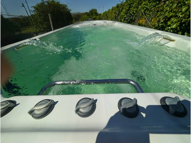 Balboa 15 persoons jacuzzi en zwemspa met warmtepomp - afbeelding 9 van  44