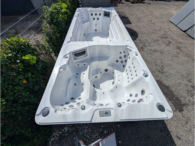 Balboa 15 persoons jacuzzi en zwemspa met warmtepomp - afbeelding 1 van  44