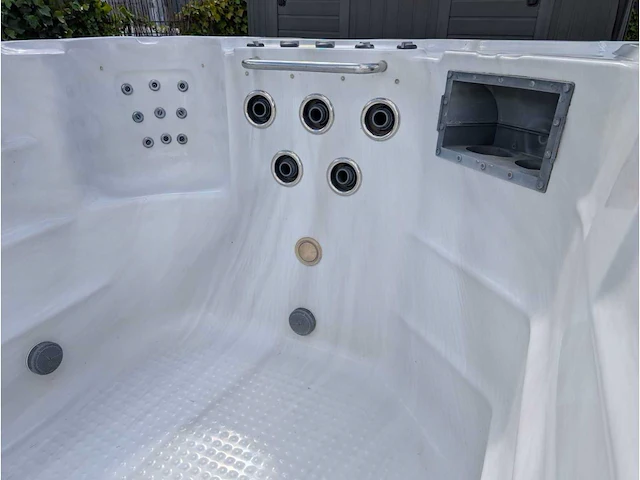 Balboa 15 persoons jacuzzi en zwemspa met warmtepomp - afbeelding 25 van  44