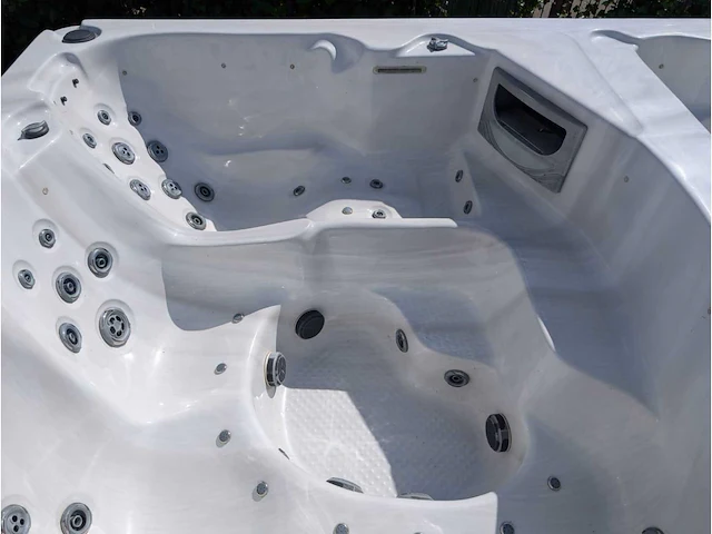 Balboa 15 persoons jacuzzi en zwemspa met warmtepomp - afbeelding 37 van  44