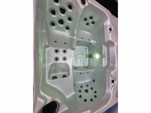 Balboa 18 persoons dubbele cabine jacuzzi en zwemspa - afbeelding 2 van  17