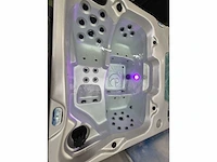 Balboa 18 persoons dubbele cabine jacuzzi en zwemspa - afbeelding 4 van  17