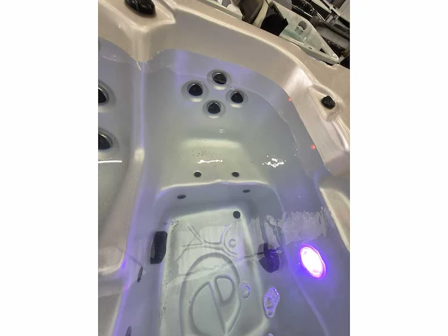 Balboa 18 persoons dubbele cabine jacuzzi en zwemspa - afbeelding 7 van  17