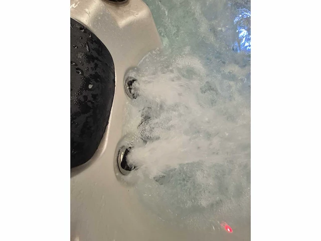 Balboa 18 persoons dubbele cabine jacuzzi en zwemspa - afbeelding 8 van  17