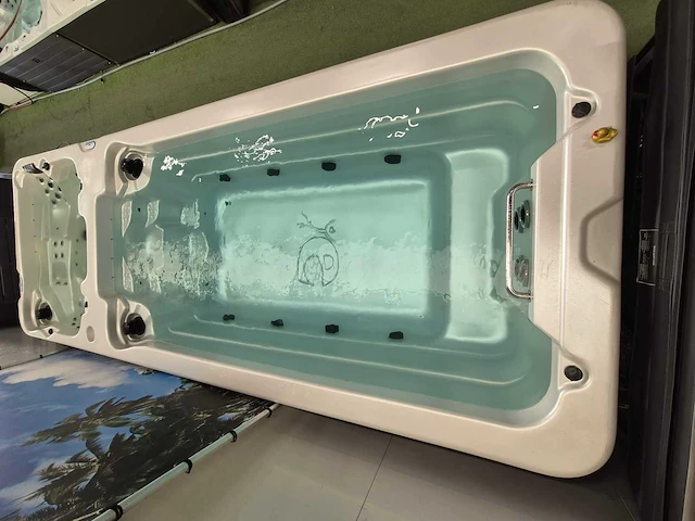 Balboa 18 persoons dubbele cabine jacuzzi en zwemspa - afbeelding 1 van  17