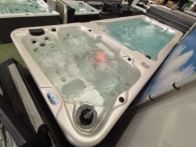Balboa 18 persoons dubbele cabine jacuzzi en zwemspa - afbeelding 10 van  17