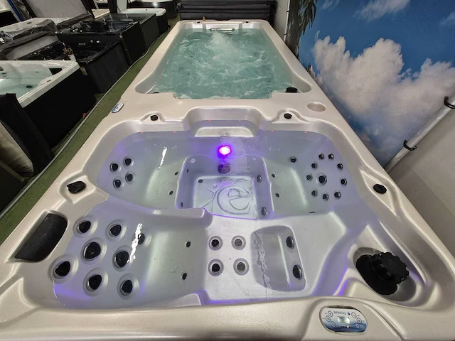 Balboa 18 persoons dubbele cabine jacuzzi en zwemspa - afbeelding 11 van  17