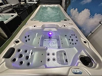 Balboa 18 persoons dubbele cabine jacuzzi en zwemspa - afbeelding 11 van  17