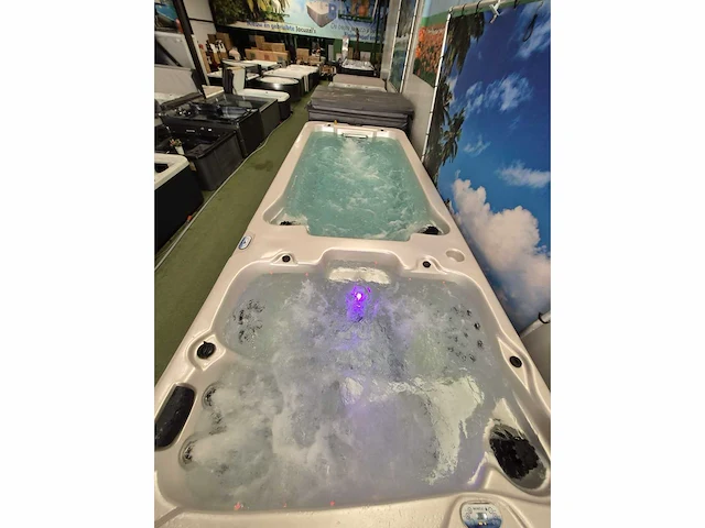 Balboa 18 persoons dubbele cabine jacuzzi en zwemspa - afbeelding 12 van  17