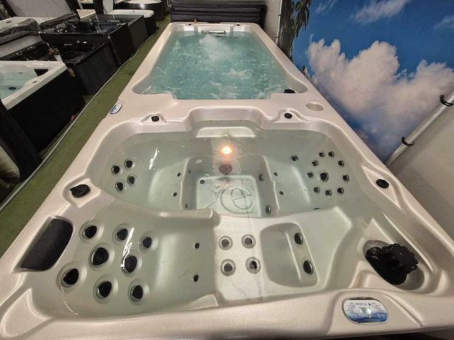 Balboa 18 persoons dubbele cabine jacuzzi en zwemspa - afbeelding 13 van  17