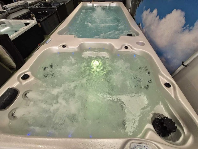 Balboa 18 persoons dubbele cabine jacuzzi en zwemspa - afbeelding 15 van  17