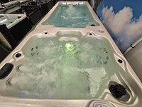 Balboa 18 persoons dubbele cabine jacuzzi en zwemspa - afbeelding 15 van  17