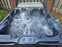 Balboa jacuzzi en buitenspa - afbeelding 1 van  5