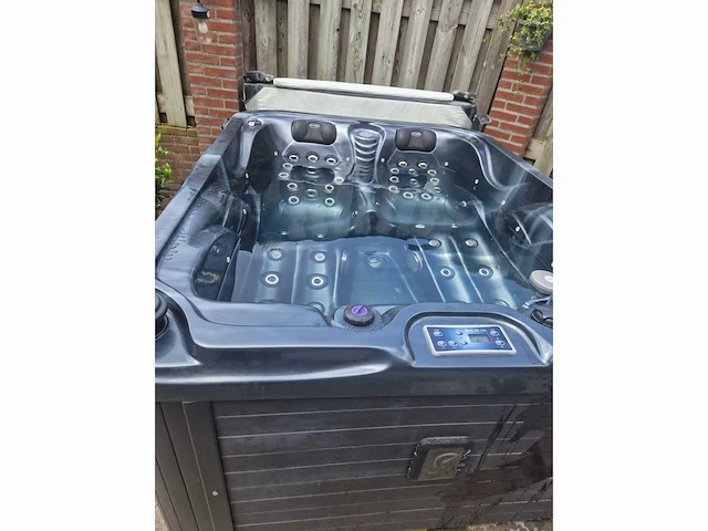 Balboa jacuzzi en buitenspa - afbeelding 4 van  5