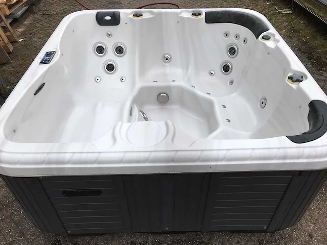 Balboa jacuzzi - afbeelding 1 van  7