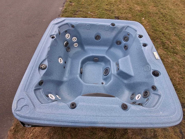 Balboa spa 6 persoons jacuzzi en buitenspa - afbeelding 1 van  26