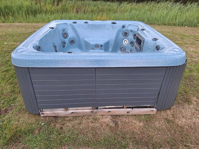 Balboa spa 6 persoons jacuzzi en buitenspa - afbeelding 13 van  26