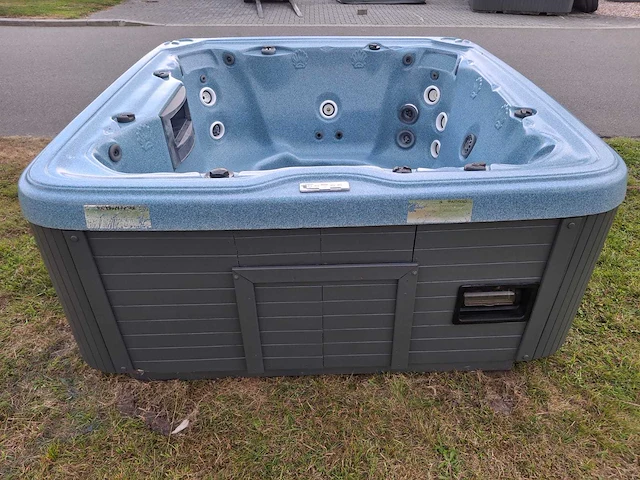 Balboa spa 6 persoons jacuzzi en buitenspa - afbeelding 17 van  26
