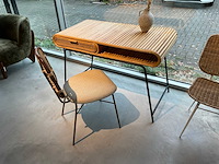 Bali bureau met stoel