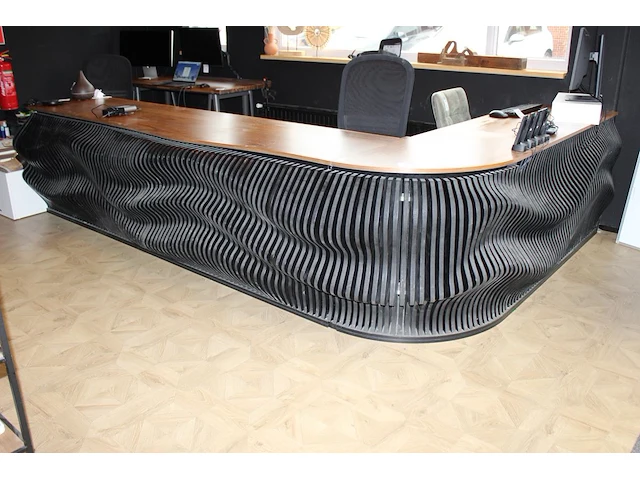 Baliemeubel in hoekopstelling met golvende voorzijde. afmeting 340 x 235 x 79 cm - afbeelding 1 van  4